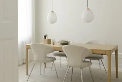 Abat-jour blanc en verre opale et accroche en laiton dorée Around the World - UMAGE
