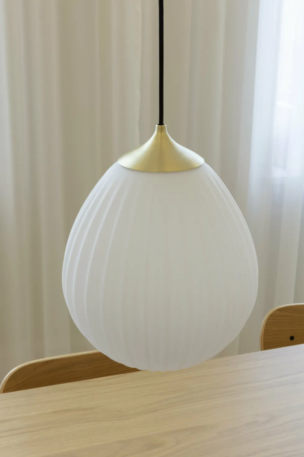 Abat-jour blanc en verre opale et accroche en laiton dorée Around the World - UMAGE