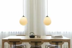 Abat-jour blanc en verre Opale et accroche en noir Around the World - UMAGE