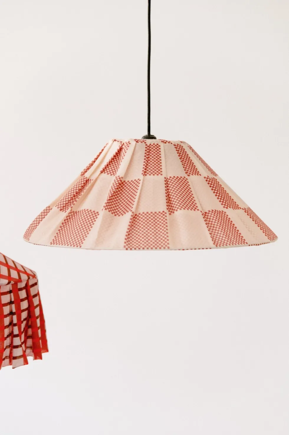 Abat-jour plissé pour suspension en voile de coton à carreaux rouge et rose 50 cm Ava - Nobodinoz