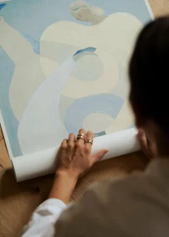 Affiche 50 x 70 cm bleu Hold You - The Poster Club