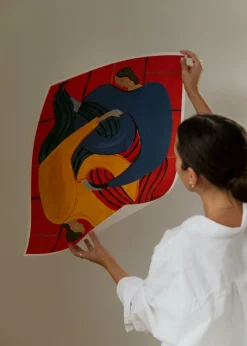 Affiche 50 x 70 cm rouge Hold You - The Poster Club