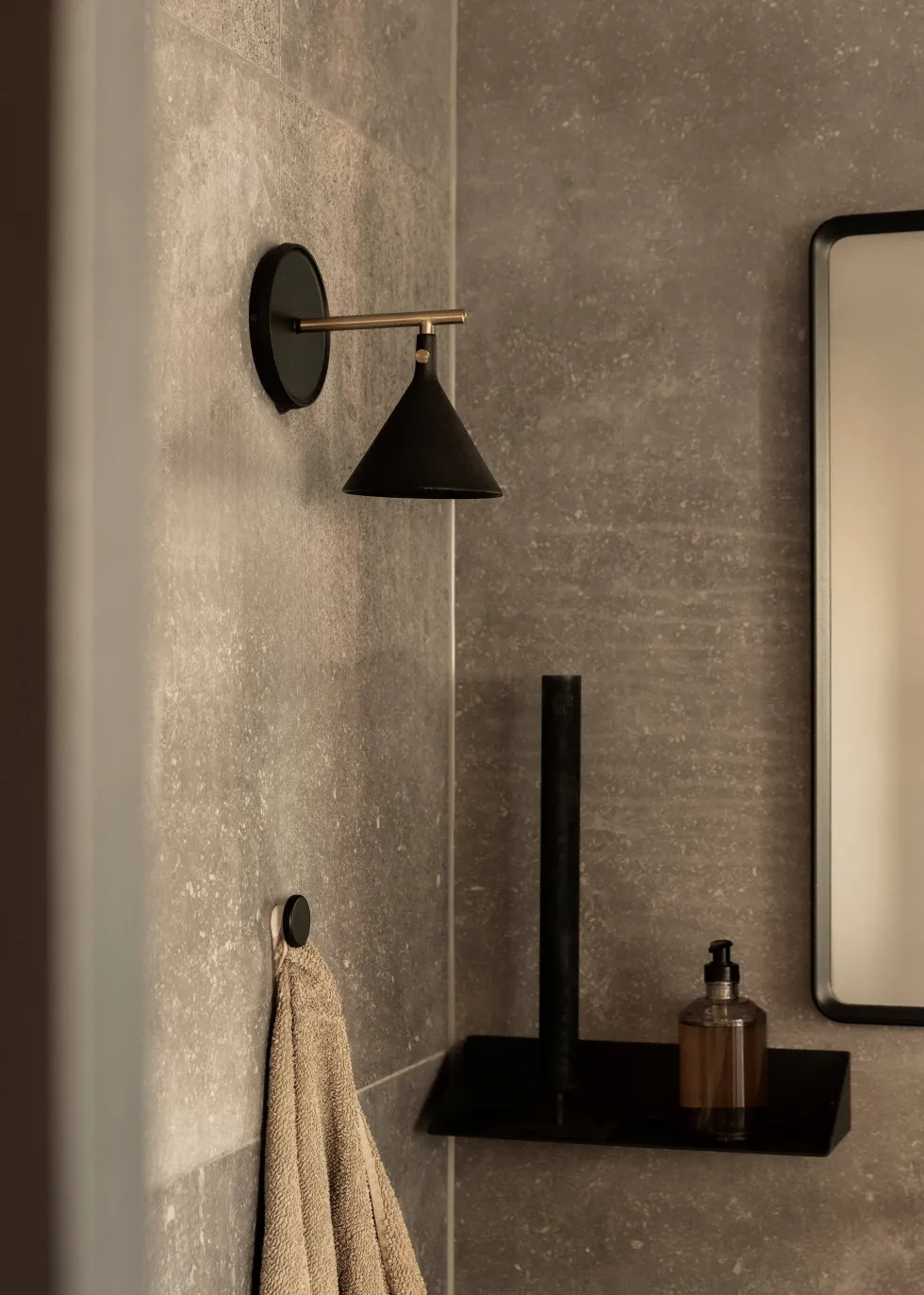 Applique murale en fonte d'aluminium noir et détail en laiton brossé 19cm Cast Sconce - Audo