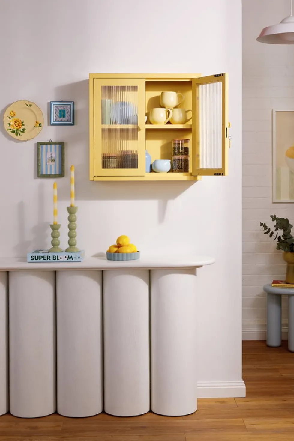 Armoire murale en acier jaune beurre et verre cannelé 60x18x57cm The Kit - Mustard Made