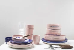 Assiette M rose avec poivron bleu Feast - Serax