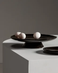 Assiette sur pied en grès marron ébène 30,5x6cm La Mère - Serax