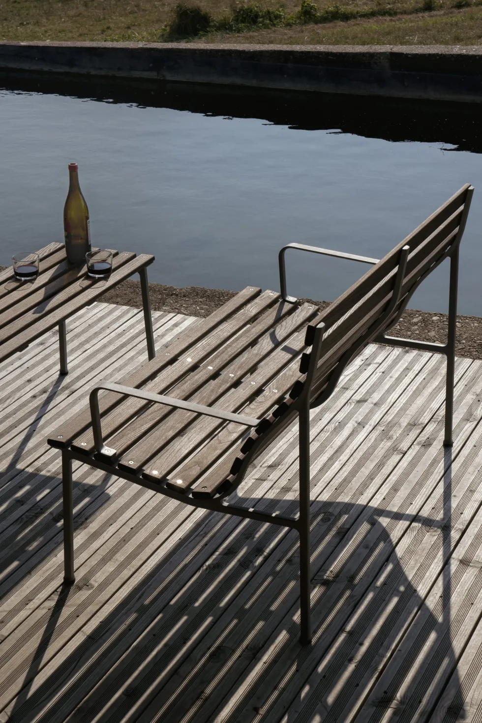 Banc avec accoudoirs en frêne huilé et aluminium 114x52x80cm Traverse - Hay