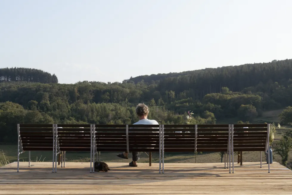 Banc avec accoudoirs en frêne huilé et aluminium 114x52x80cm Traverse - Hay