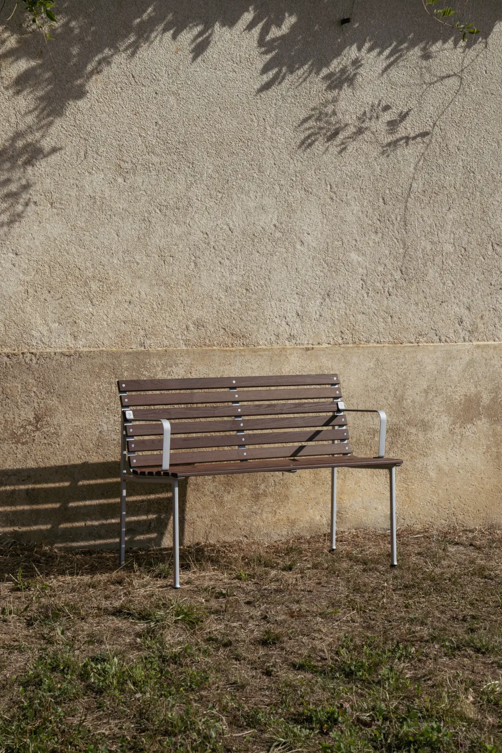 Banc avec accoudoirs en frêne huilé et aluminium 114x52x80cm Traverse - Hay