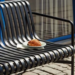 Banc de jardin avec accoudoirs en métal anthracite Palissade - HAY