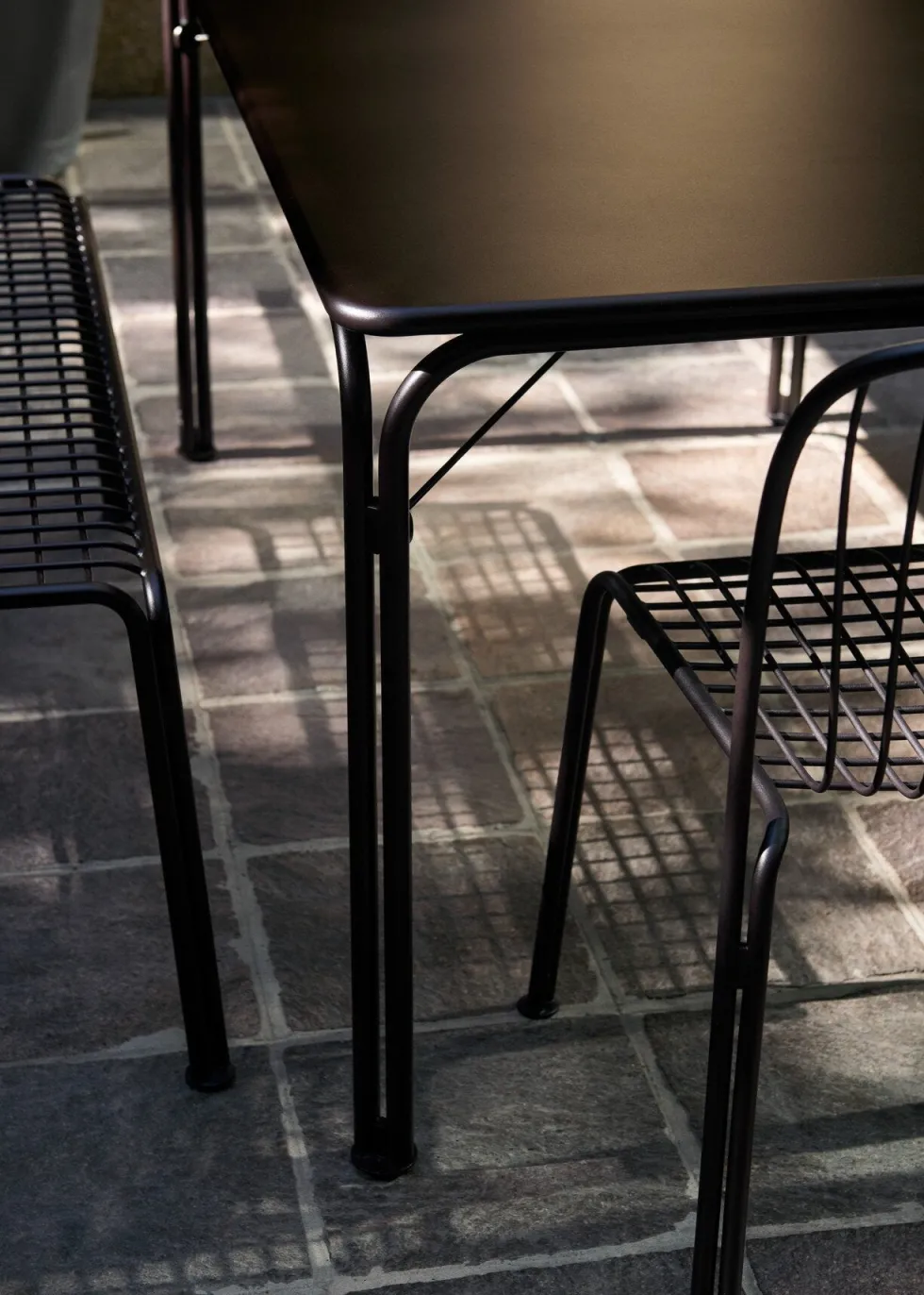 Banc de jardin en acier noir chaud Thorvald SC112 - &tradition