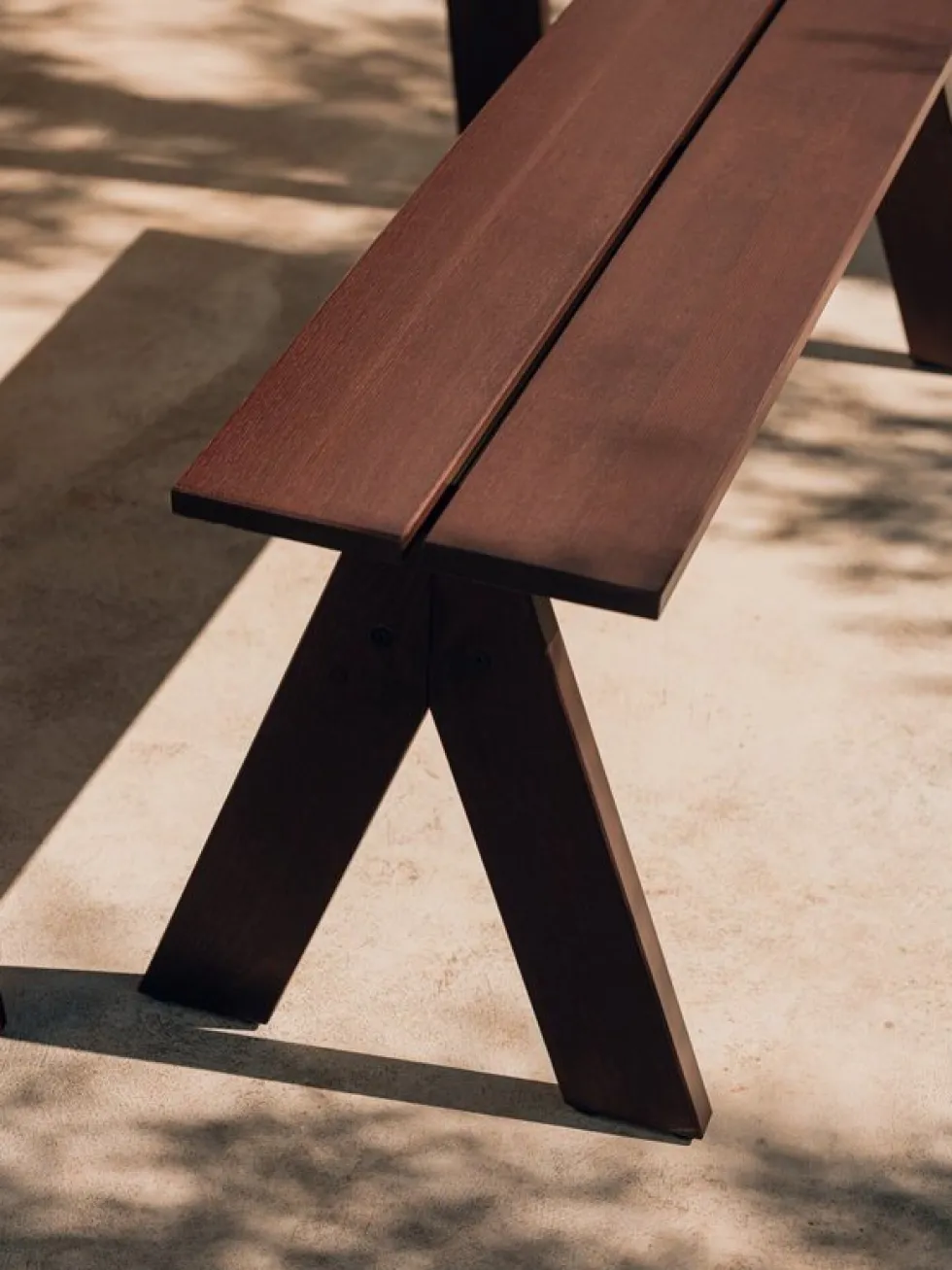 Banc de jardin en bois de pin massif brun cacao 120x40x44cm Navo - noo.ma