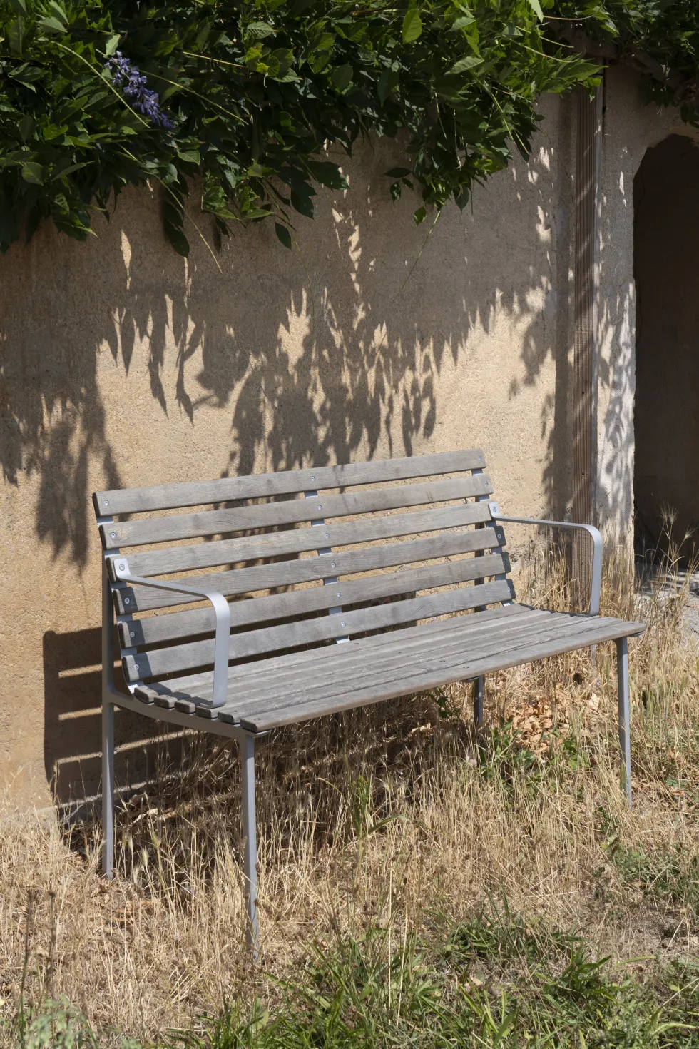 Banc de salon avec accoudoirs en frêne huilé et aluminium 114x70x80cm Traverse - Hay