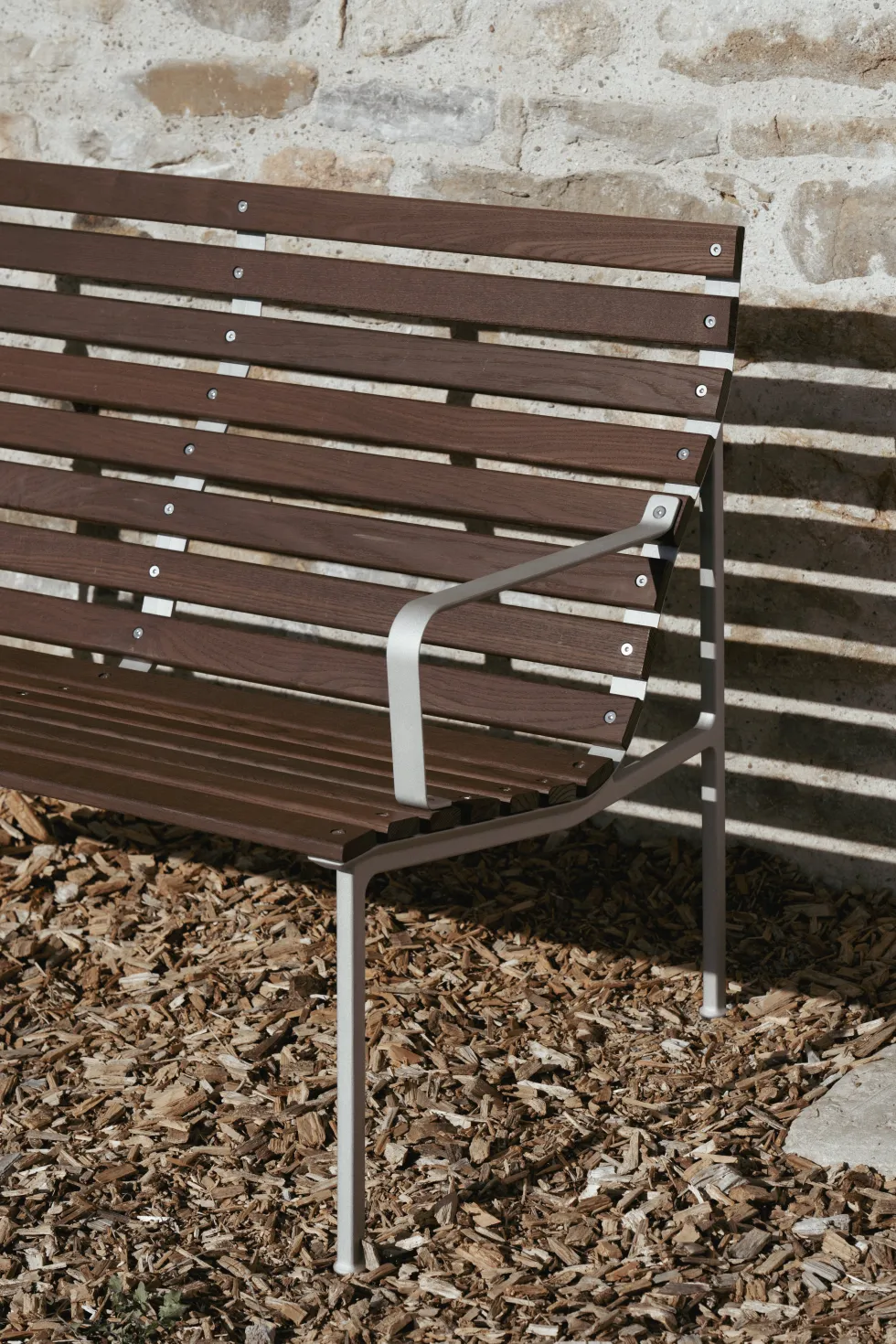 Banc de salon avec accoudoirs en frêne huilé et aluminium 114x70x80cm Traverse - Hay