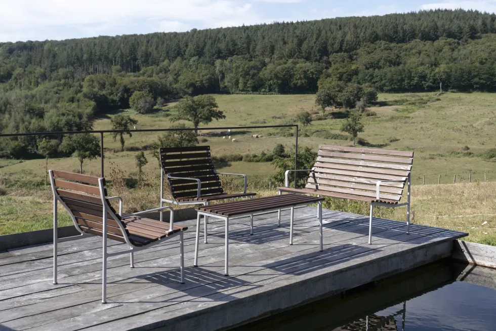 Banc de salon avec accoudoirs en frêne huilé et aluminium 114x70x80cm Traverse - Hay