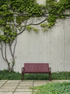 Banc d'extérieur en pin laqué bordeaux Crate - Hay
