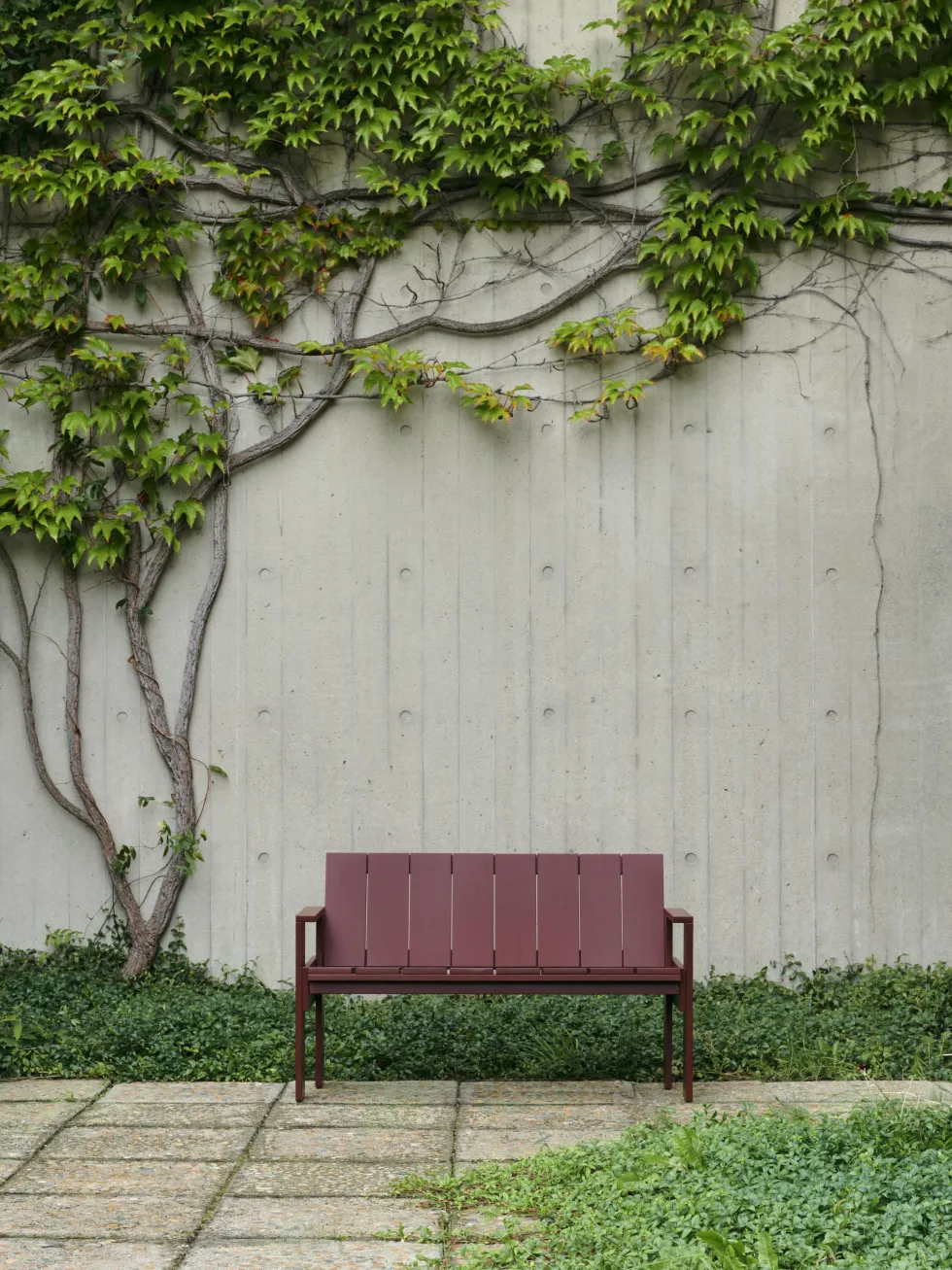 Banc d'extérieur en pin laqué bordeaux Crate - Hay