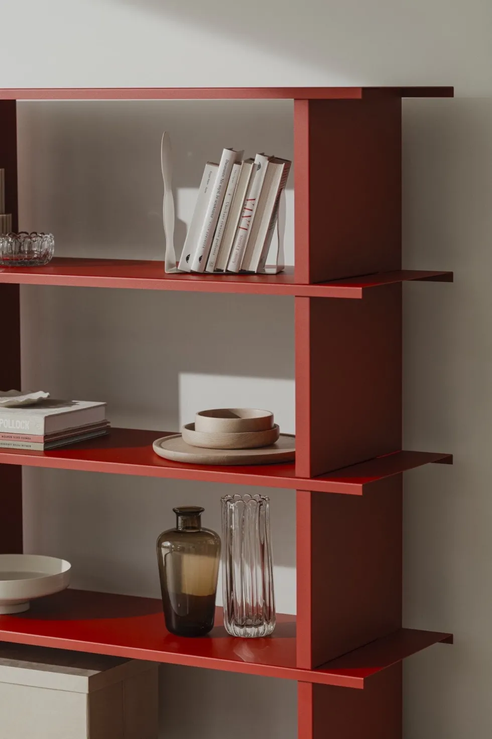 Bibliothèque en acier rouge tomate 156cm Hes - noo.ma