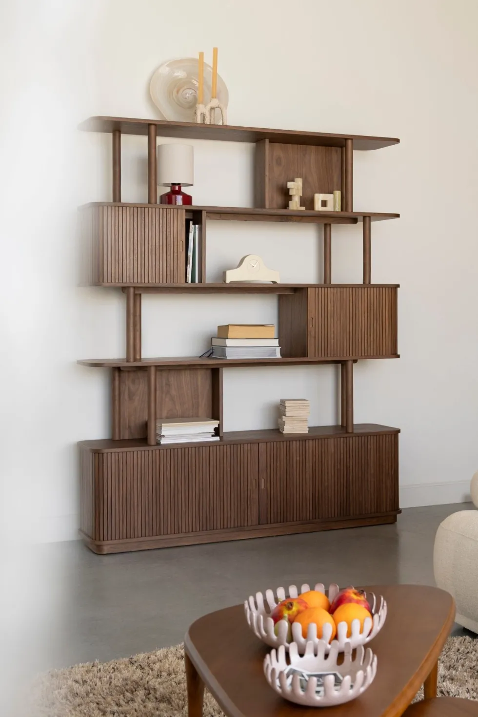 Bibliothèque en bois de noyer 35x160x195cm Barbier - Zuiver