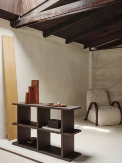 Bibliothèque en chêne naturel laqué teinté foncé 122,5x72cm Kona - Ferm Living