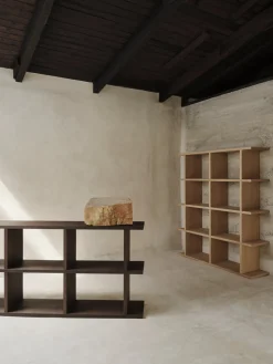 Bibliothèque en chêne naturel laqué teinté foncé 170x72cm Kona - Ferm Living