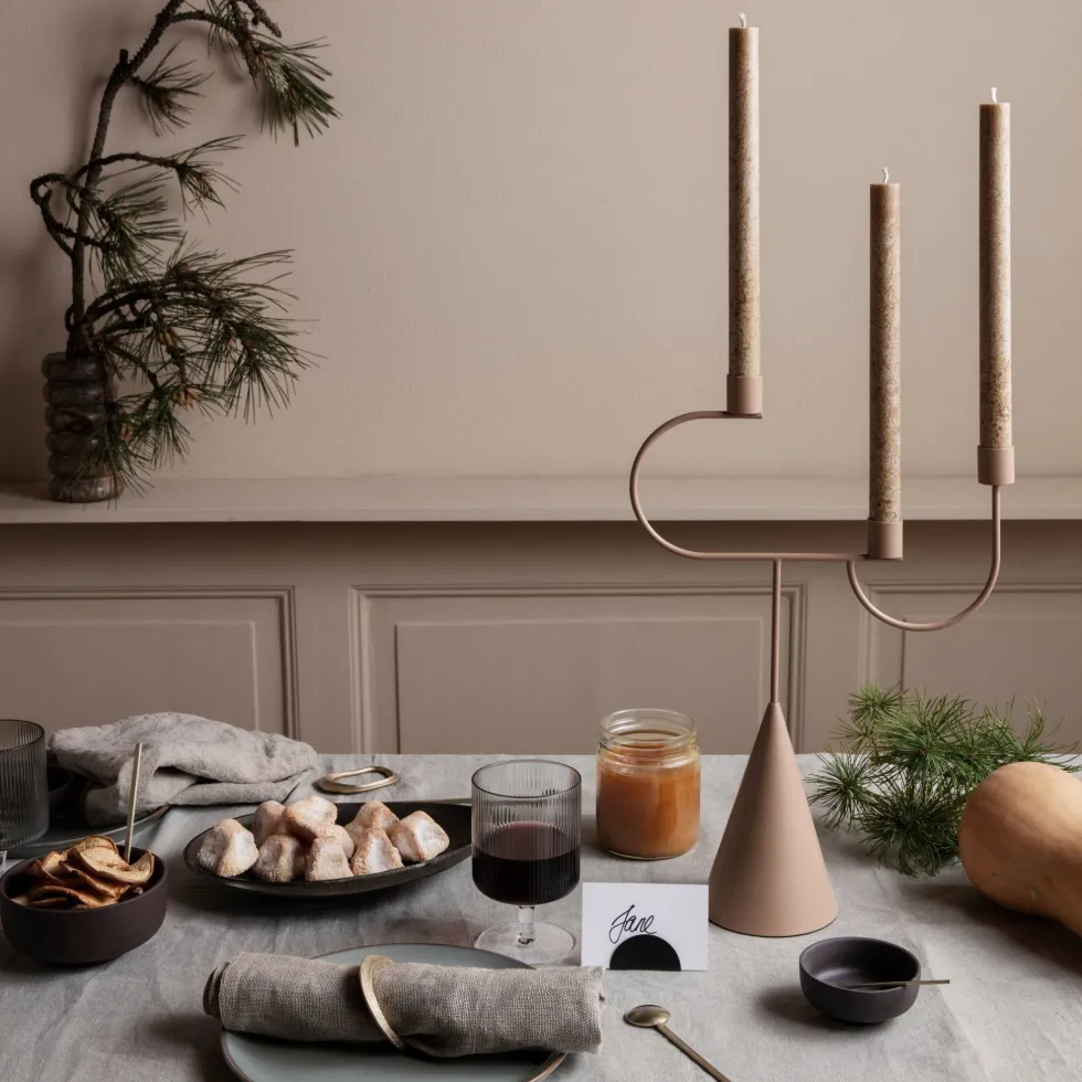 Bougeoir en métal noir Avant - Ferm Living