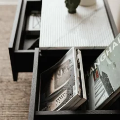Buffet bas en chêne graphite et marbre blanc broyé Forst - Un’common