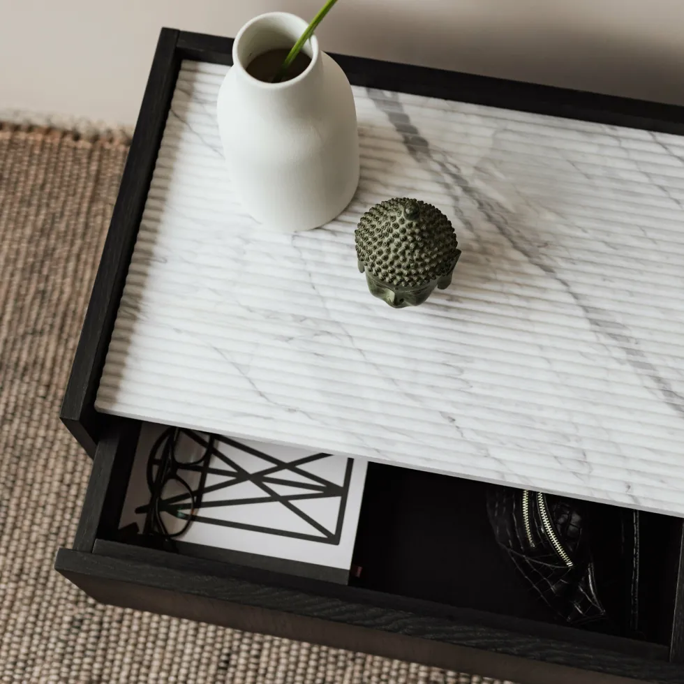 Buffet bas en chêne graphite et marbre blanc broyé Forst - Un’common