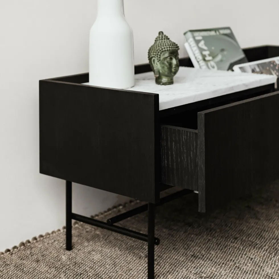 Buffet bas en chêne graphite et marbre blanc broyé Forst - Un’common
