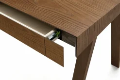 Bureau en bois foncé lituanien 140 cm 4.9 Drawers - Emko