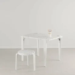 Bureau enfant plastique recyclé 70 x 50 cm blanc Tutti Frutti et tabouret blanc Mini Lou - Tiptoe