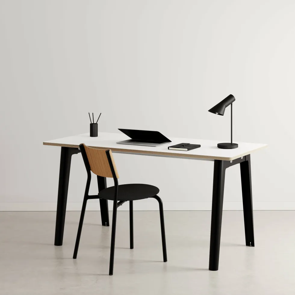 Bureau en stratifié blanc 150 x 70 cm piètements noirs New Modern -Tiptoe