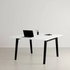 Bureau open-space en plastique recyclé 130 x 140 cm piètements noirs New Modern - Tiptoe