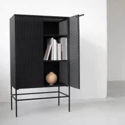 Cabinet avec grille - Kristina Dam Studio