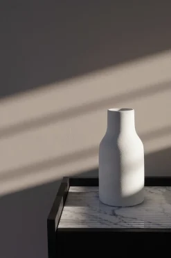Cabinet plaqué chêne cognac et marbre blanc carrara brossé Forst - Un’common