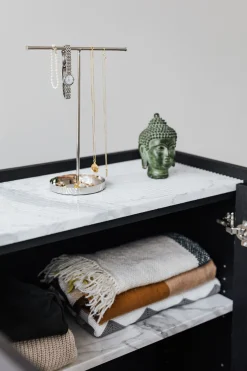 Cabinet plaqué chêne cognac et marbre blanc carrara brossé Forst - Un’common