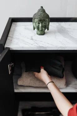 Cabinet plaqué chêne cognac et marbre blanc carrara brossé Forst - Un’common