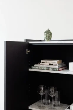 Cabinet plaqué chêne cognac et marbre blanc carrara brossé Forst - Un’common