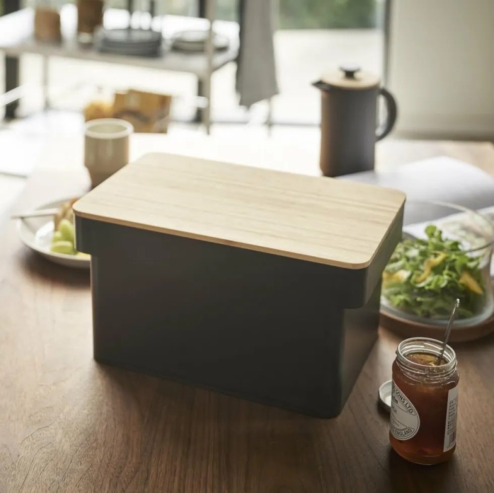 Caisse à pain noire avec porte-couteau Tower - Yamazaki