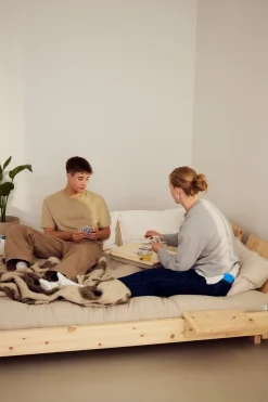 Canapé convertible avec 2 dossiers, tables d'appoints, matelas mocca Social sofa bed - Karup Design