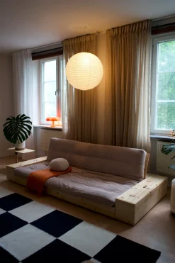 Canapé convertible avec rangement en pin et matelas ivoire 244x110x72 cm Base - Karup Design