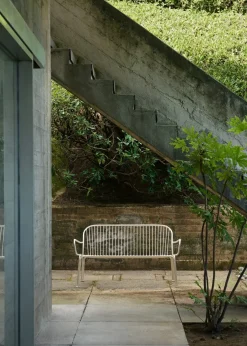 Canapé de jardin avec dossier et accoudoirs en acier ivoire Thorvald SC110 - &tradition