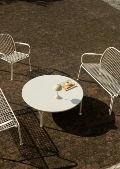 Canapé de jardin avec dossier et accoudoirs en acier ivoire Thorvald SC110 - &tradition