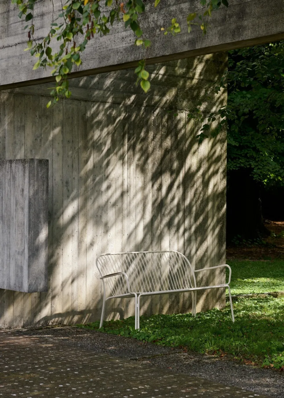 Canapé de jardin avec dossier et accoudoirs en acier ivoire Thorvald SC110 - &tradition