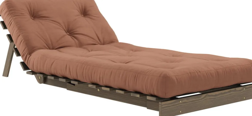 Canapé-lit en pin carob brown et tissu argile 90 x 200 cm Roots - Karup Design