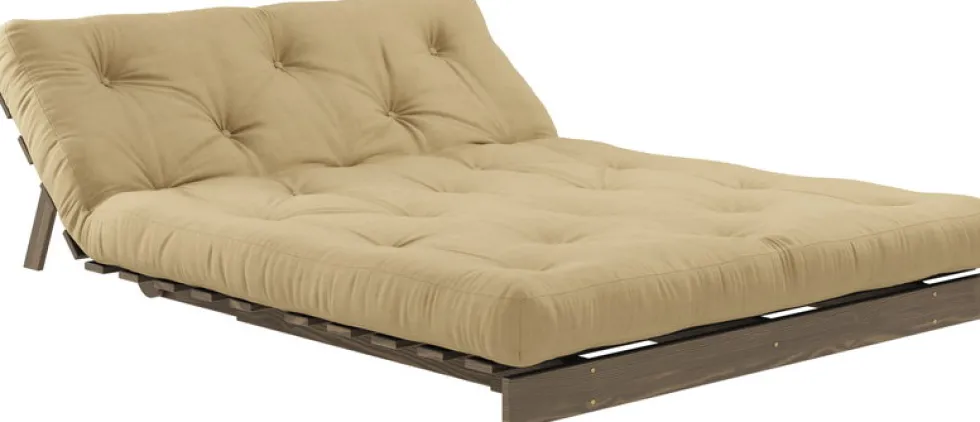 Canapé-lit en pin carob brown et tissu beige blé 140 x 200 cm Roots - Karup Design