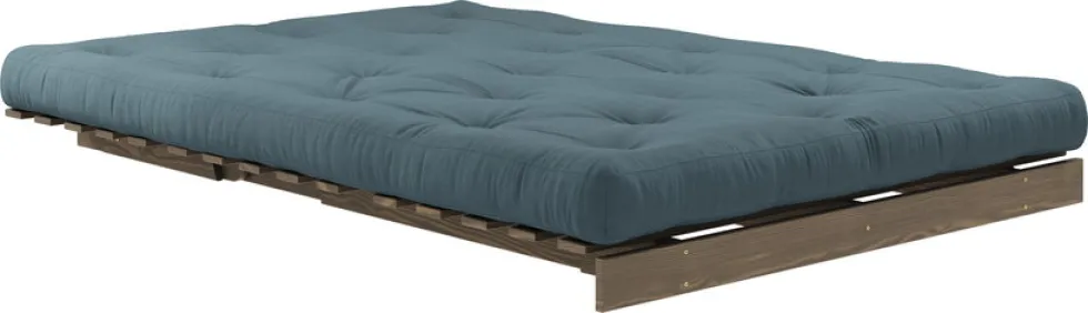 Canapé-lit en pin carob brown et tissu bleu pétrol 140 x 200 cm Roots - Karup Design
