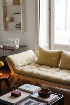 Canapé-lit en pin massif avec accoudoirs et matelas bordeaux 75x200cm Bebop - Karup Design