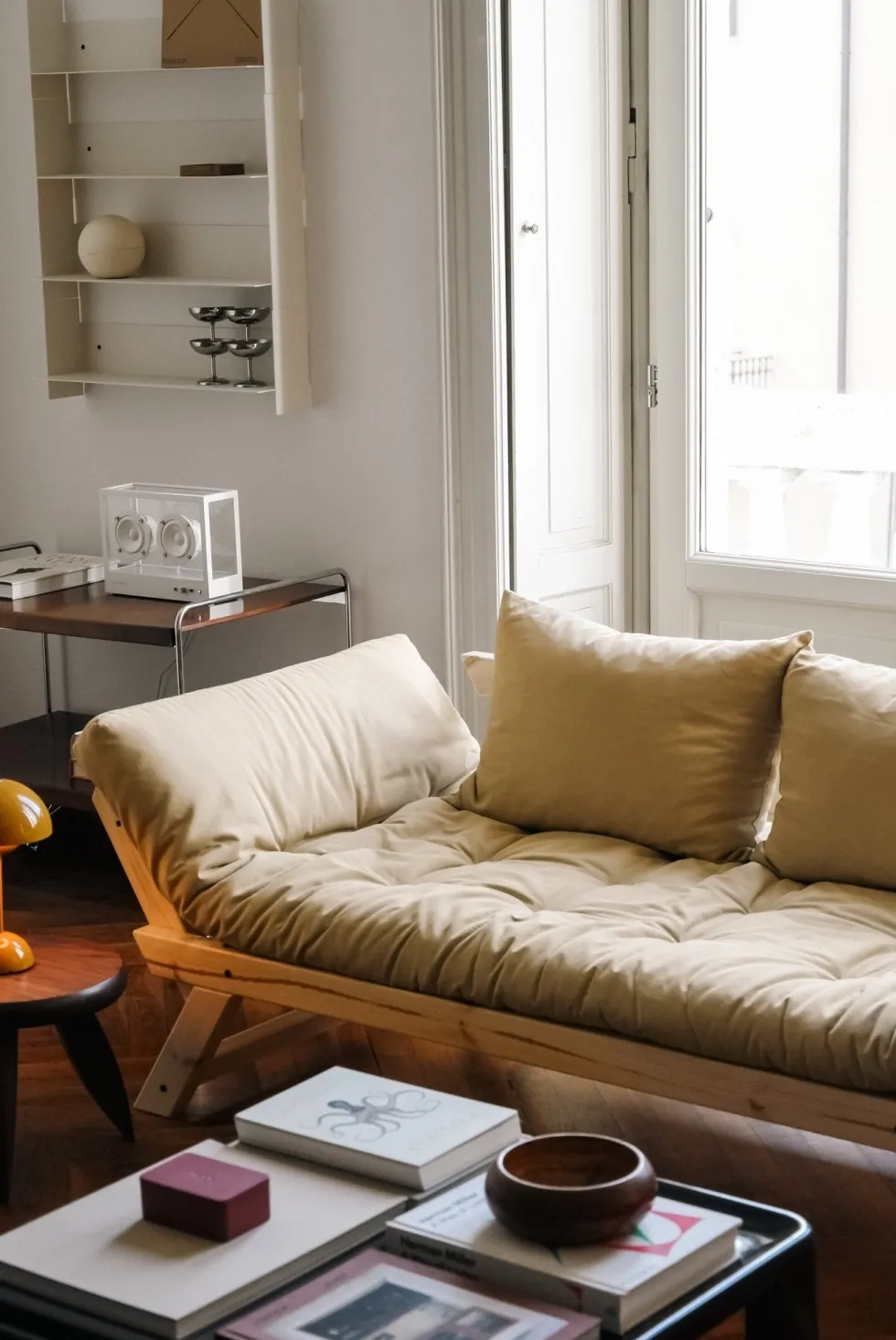 Canapé-lit en pin massif avec accoudoirs et matelas bordeaux 75x200cm Bebop - Karup Design