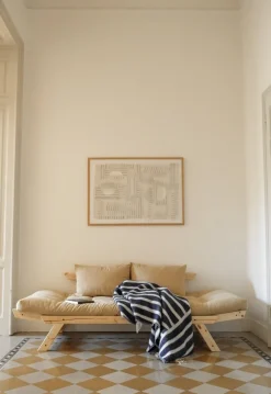 Canapé-lit en pin massif avec accoudoirs et matelas bordeaux 75x200cm Bebop - Karup Design